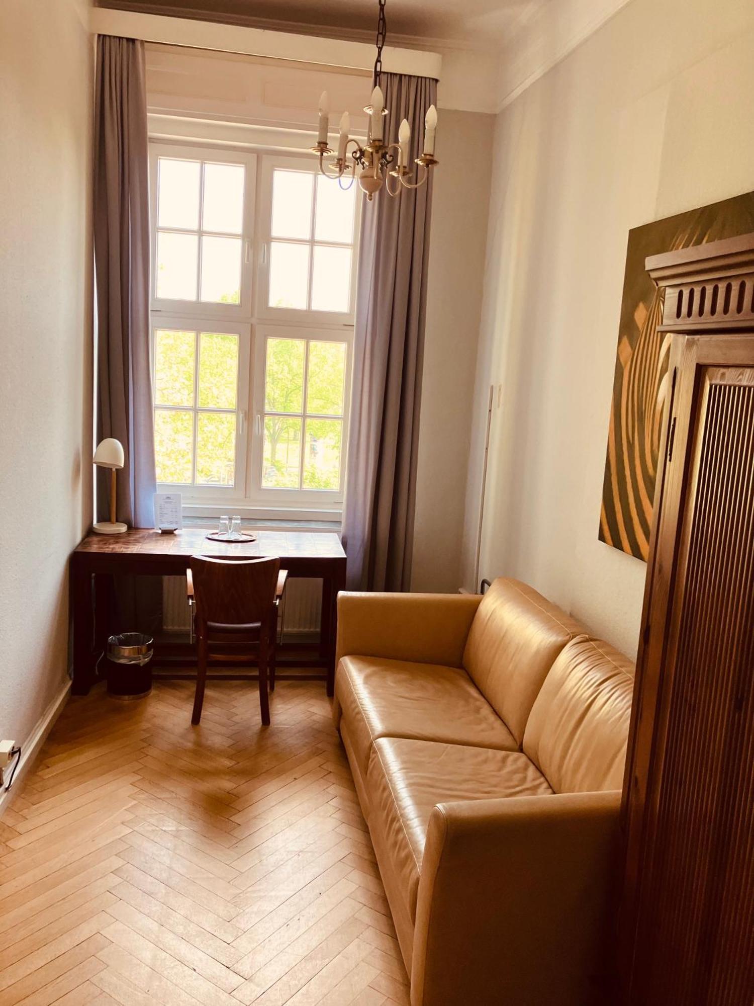 Amsterdam Hotel 3*